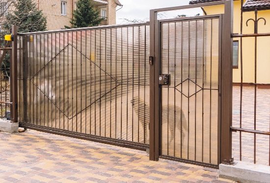 Купить ворота из профлиста с элементами ковки, с металлическими столбами в рамке или под дерево в Лобне от 153015 руб